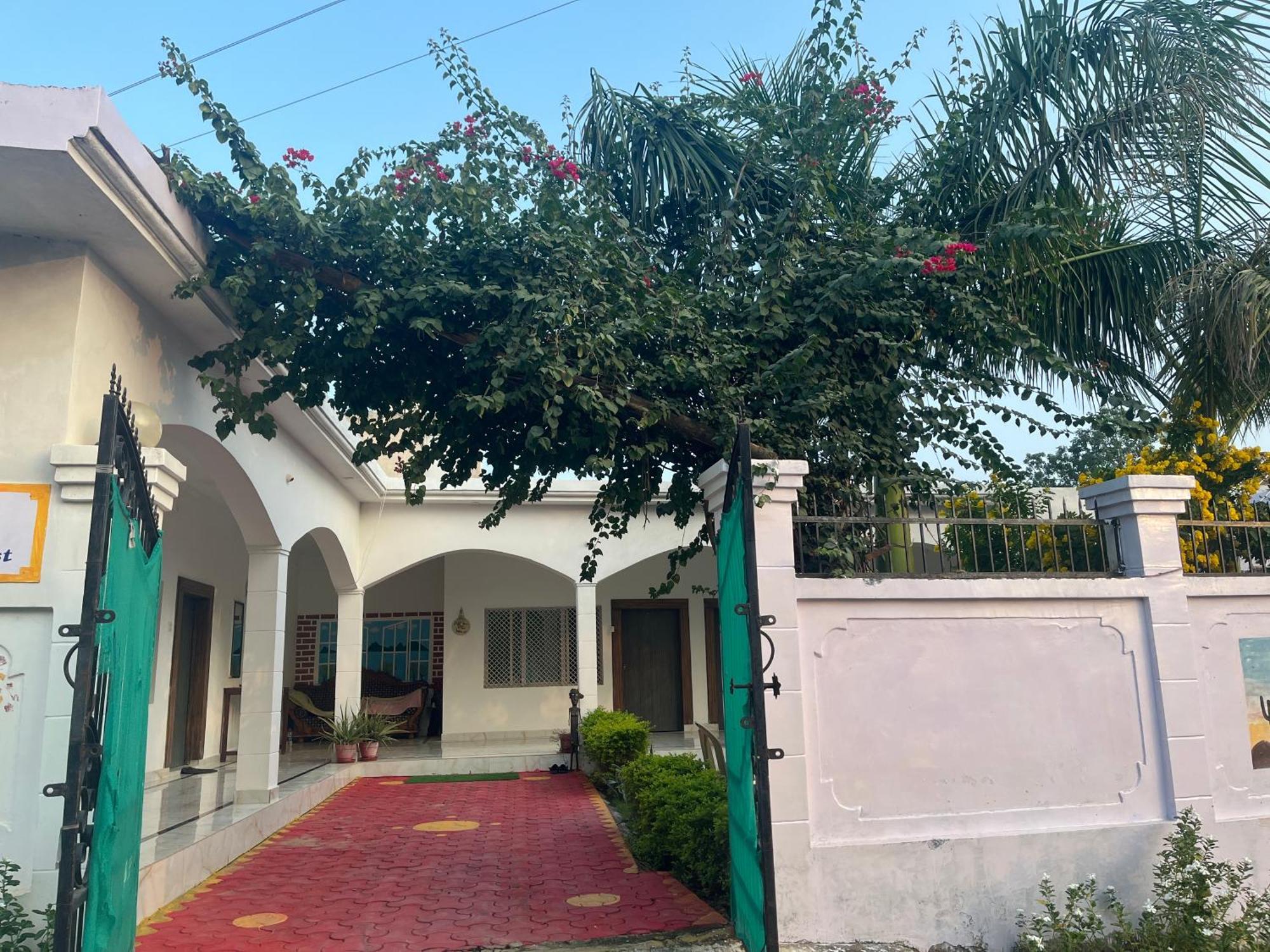 Sunrise Bed & Breakfast Khajurāho Extérieur photo