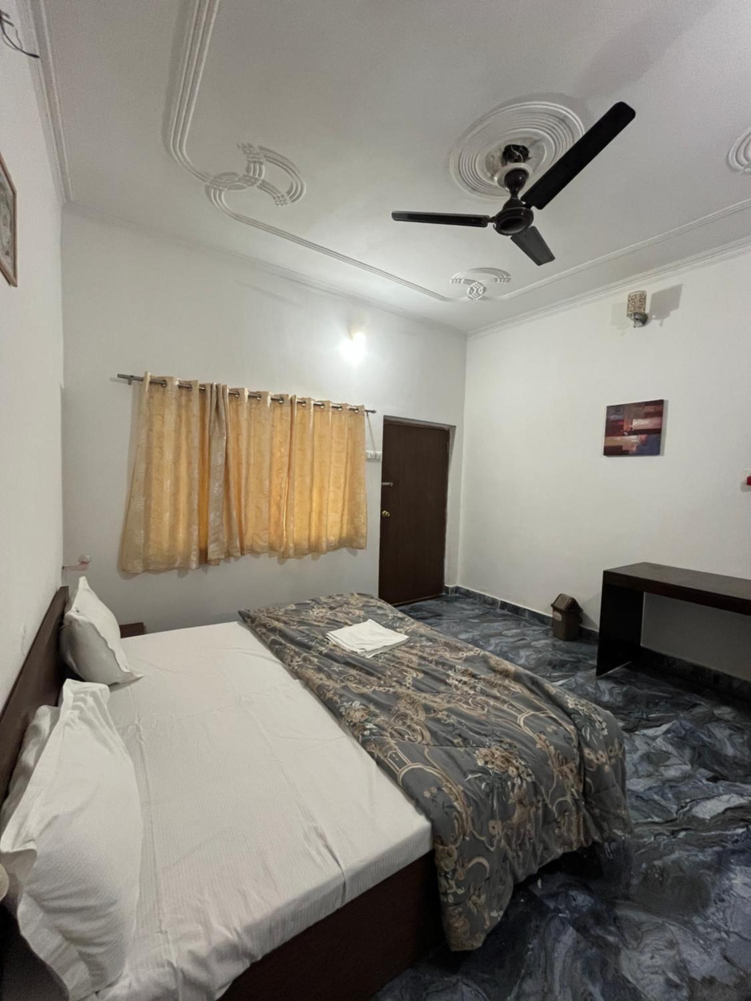 Sunrise Bed & Breakfast Khajurāho Extérieur photo
